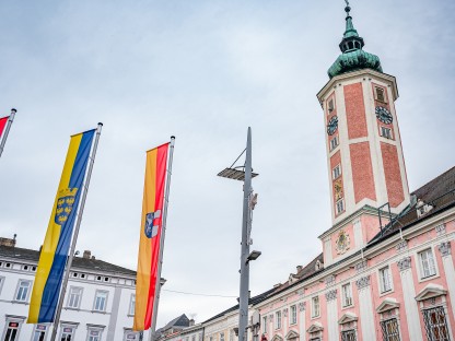 Blick auf das Rathaus. Im Vordergrund sind die Fahnen von Österreich, Niederösterreich und St. Pölten zu sehen. (Foto Arman Kalteis)