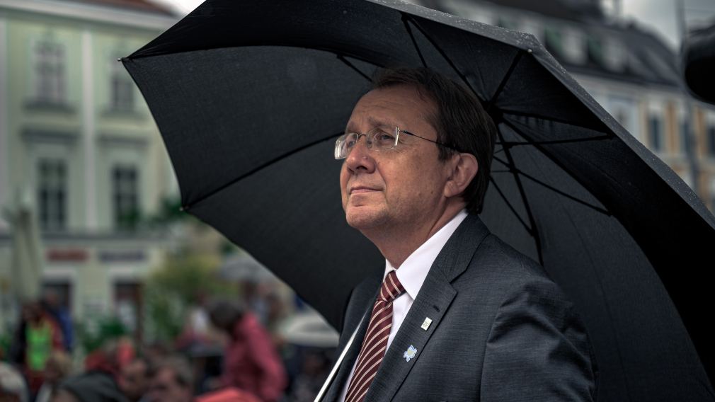 Bürgermeister Matthias Stadler mit Schirm. (Foto: Kalteis)