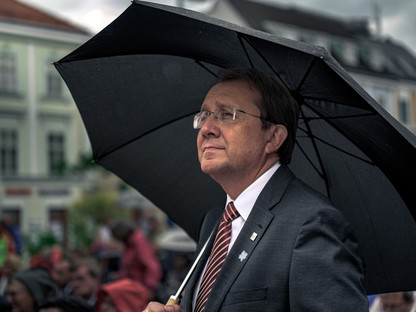 Bürgermeister Matthias Stadler mit Schirm. (Foto: Kalteis)