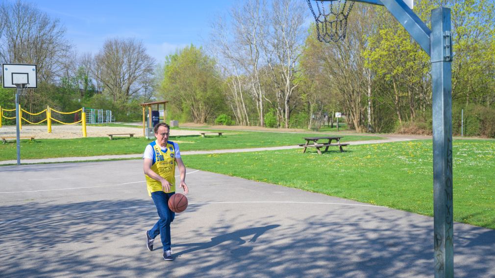Bürgermeister Matthias Stadler spielt Basketball. (Foto: Arman Kalteis)