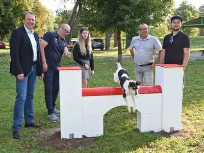 Bürgermeister Matthias Stadler, Baudirektor Wolfgang Lengauer, Michelle Bachel vom städtischen Veranstaltungsservice, Robert Wotapek und Daniel Brandtner von der Stadtgärtnerei in der neugestalteten Freilaufzone für Hunde. (Foto: Josef Vorlaufer)