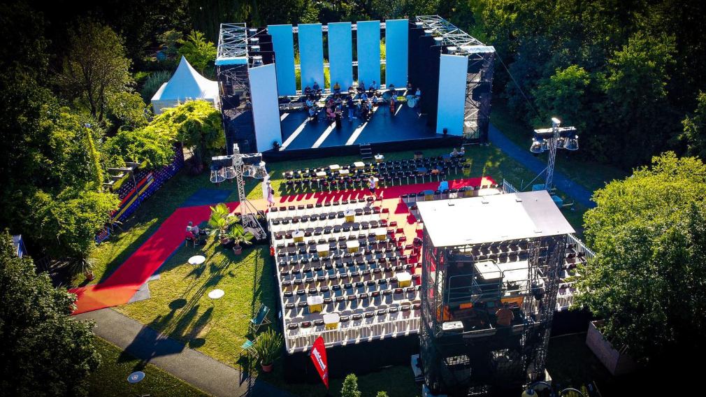 Das SommerTheaterPark Festival findet von 4. bis 20. Juli statt und verwandelt den Park neben dem Kulturhaus Wagram in einen Ort der Kunst und Kultur. (Foto: Europaballett St. Pölten)