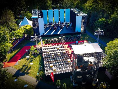 Das SommerTheaterPark Festival findet von 4. bis 20. Juli statt und verwandelt den Park neben dem Kulturhaus Wagram in einen Ort der Kunst und Kultur. (Foto: Europaballett St. Pölten)