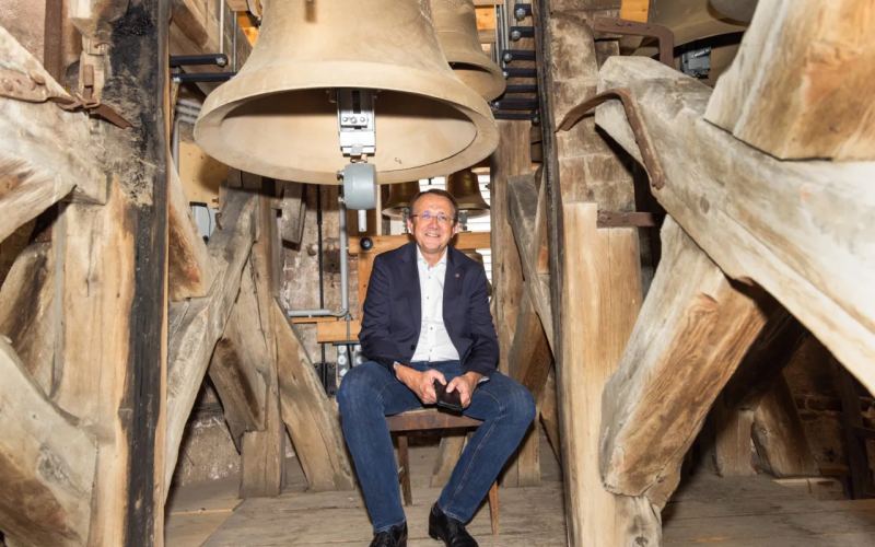 Bürgermeister Matthias Stadler vor dem Glockenspiel im Rathaus (Foto: Xenia Trampusch)