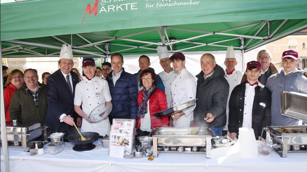 Schaukochen am Markt. (Foto: Josef Vorlaufer)