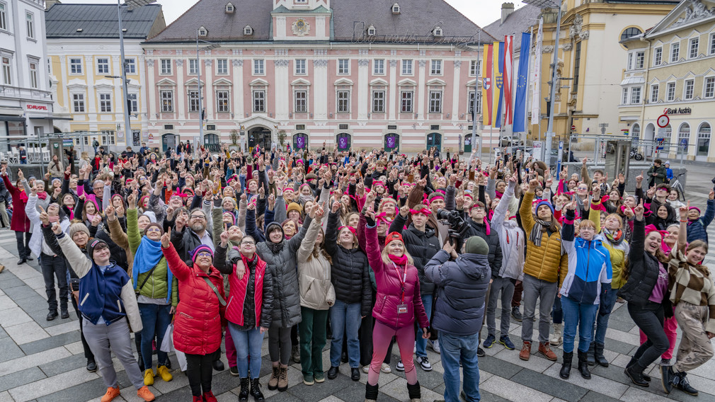 „One Billion Rising“ soll ein Zeichen gegen Gewalt an Mädchen und Frauen setzen. Deshalb wird weltweit getanzt – auch in St. Pölten, wo heuer viele Schüler:innen und Lehrpersonen mit großem Engagement teilgenommen haben. (Foto: Jasmina Džanić)
