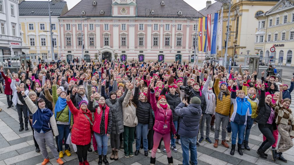 „One Billion Rising“ soll ein Zeichen gegen Gewalt an Mädchen und Frauen setzen. Deshalb wird weltweit getanzt – auch in St. Pölten, wo heuer viele Schüler:innen und Lehrpersonen mit großem Engagement teilgenommen haben. (Foto: Jasmina Džanić)