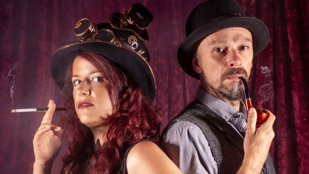 Portrait der Zauberkünstler:innen Queen of Hearts und der Eduard. (Foto: Emil Eduard)