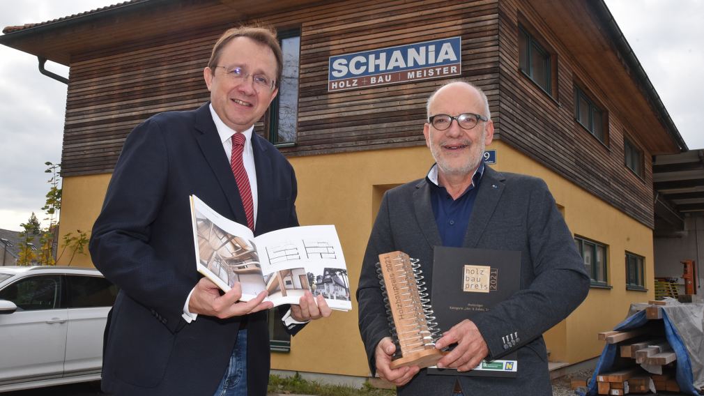 Bürgermeister Matthias Stadler gratulierte Johann Schania zum Holzbaupreis 2021. (Foto: Josef Vorlaufer)