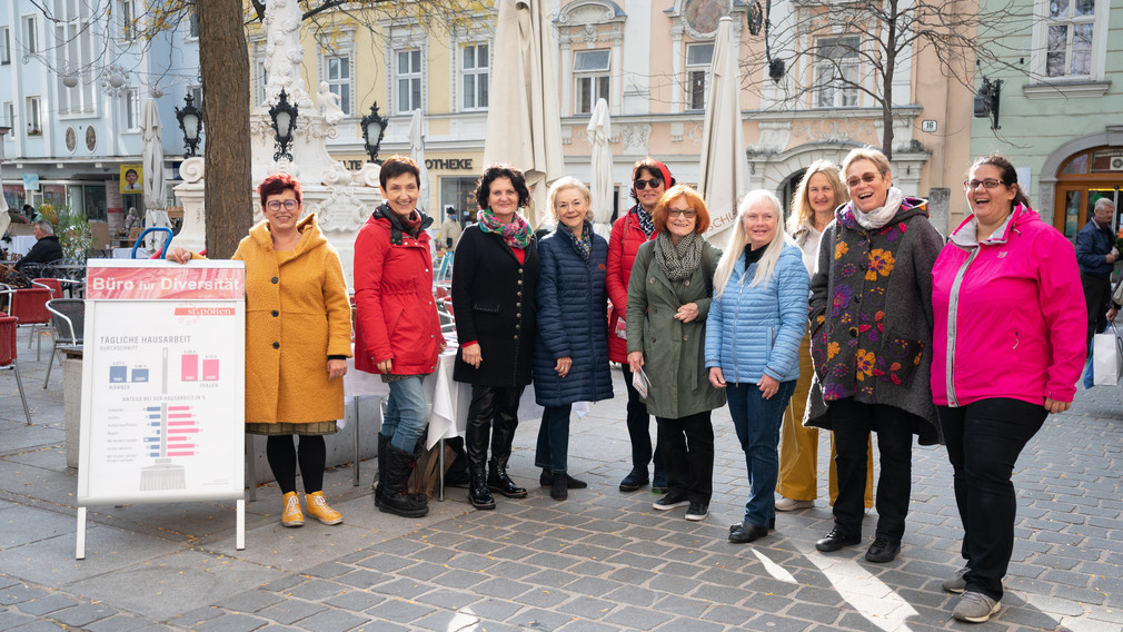 Die Mitglieder der Frauenplattform St. Pölten (eine Initiative des Büros für Diversität) machten mittels einer Verteilaktion in der Innenstadt darauf aufmerksam, dass das Erwerbseinkommen der Frauen deutlich unter dem ihrer männlichen Kollegen liegt. (Foto: Arman Kalteis)