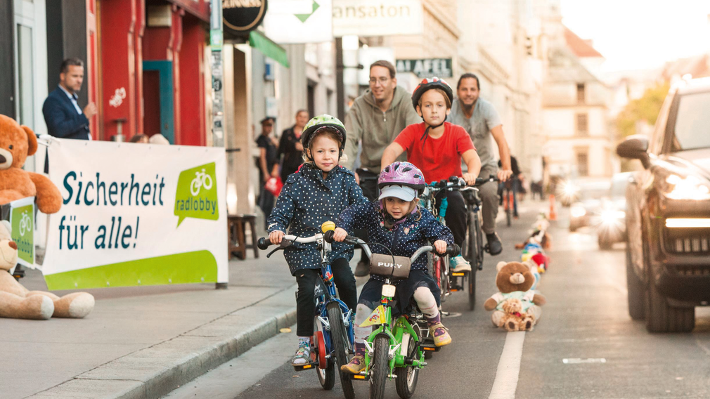 Fahrradfahrende Kinder. (Foto: Peter Provaznik)