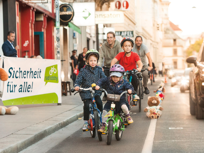Fahrradfahrende Kinder. (Foto: Peter Provaznik)