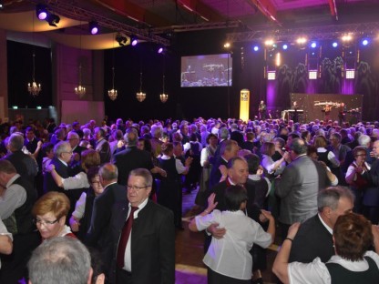 Tanzende Paare beim Seniorenball