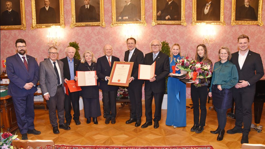 Gruppenfoto mit dem Ehrenringträger, den Ehrenzeichenträger:innen, den Trägerinnen des Jungendförderungspreises und politischen Vertretern.