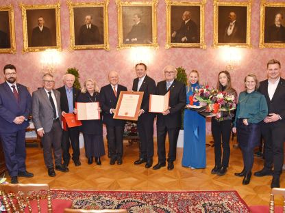 Gruppenfoto mit dem Ehrenringträger, den Ehrenzeichenträger:innen, den Trägerinnen des Jungendförderungspreises und politischen Vertretern.