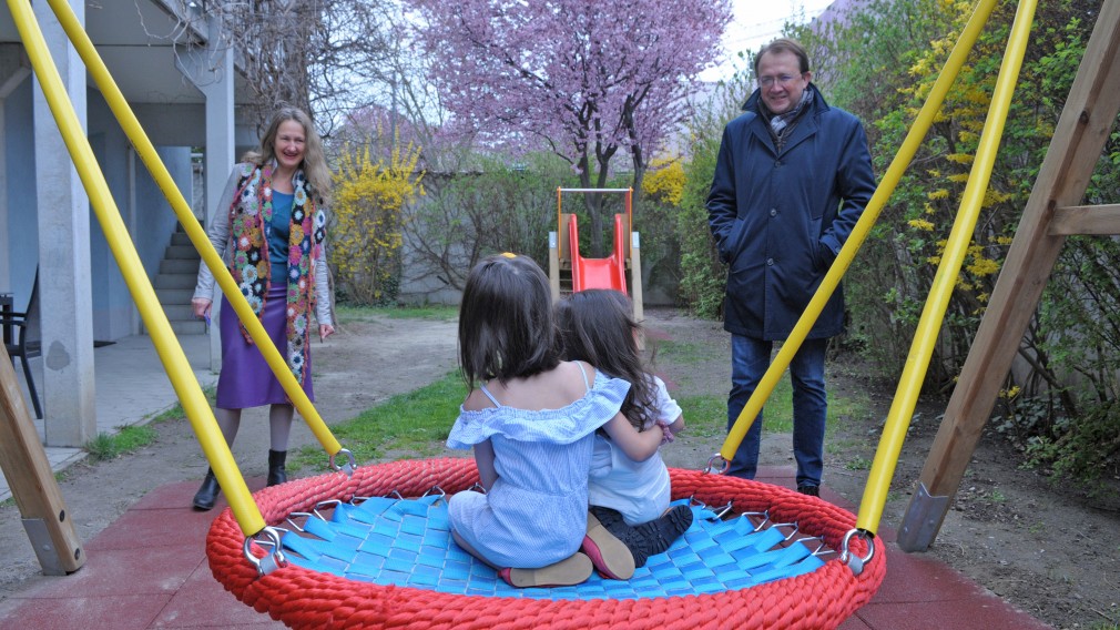 : Frauenhaus-Leiterin Olinda Albertoni und Bürgermeister Matthias Stadler mit zwei Kindern im Garten. (Foto: Wolfgang Mayer)