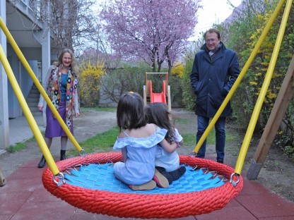 : Frauenhaus-Leiterin Olinda Albertoni und Bürgermeister Matthias Stadler mit zwei Kindern im Garten. (Foto: Wolfgang Mayer)