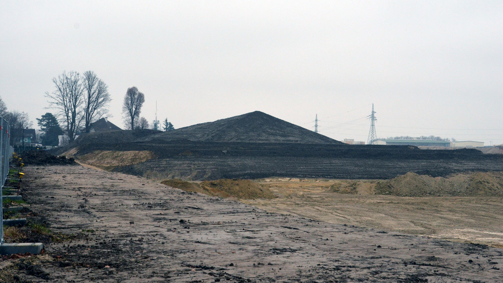 Die Bauarbeiten des Retentionsbeckens und die Aufschüttung des Eisberges. Foto: Alfred R. Benesch