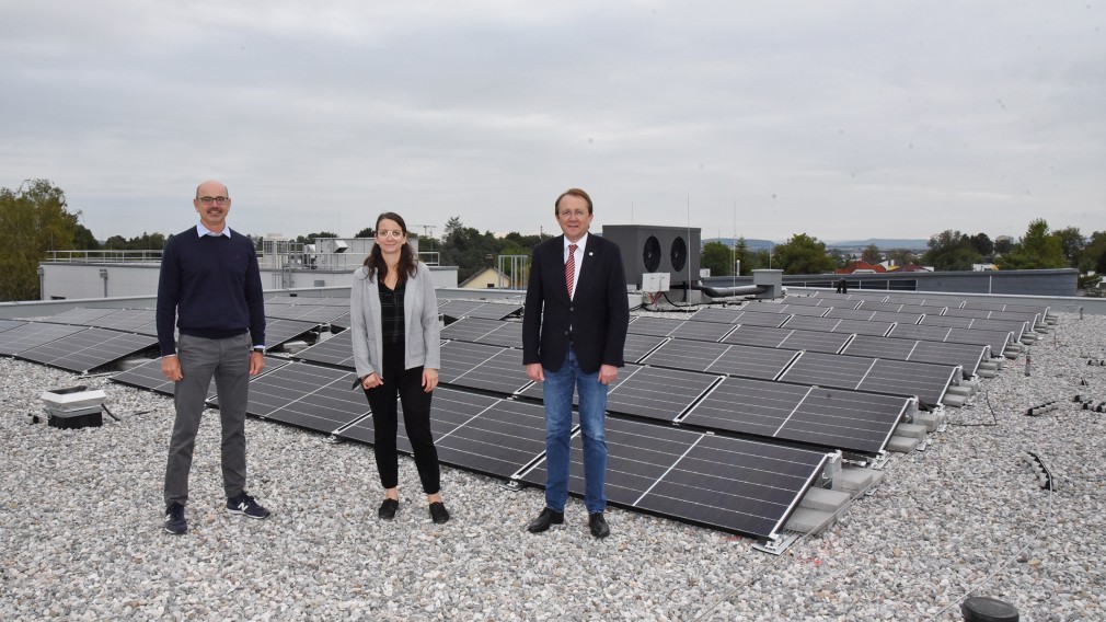 Ing. Christian Hubmayer (ETEK GmbH), DI Magdalena Spangl (Immobilien St. Pölten GesmbH & Co KG) und Bürgermeister Mag. Matthias Stadler am Hausdach vor der Photovoltaikanlage. (Foto: Josef Vorlaufer)