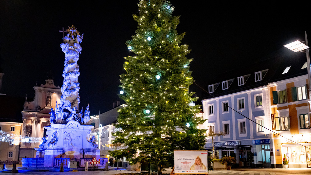 Weihnachtsbaum am St. Pöltner Rathausplatz. (Foto: Arman Kalteis)