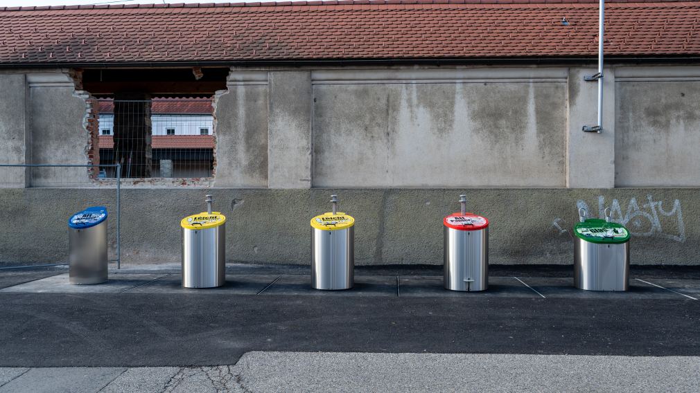 Sieben Personen posieren für ein Foto bei der neuen Unterflur-Sammelstelle in der Lederergasse . (Foto: Christian Krückel)