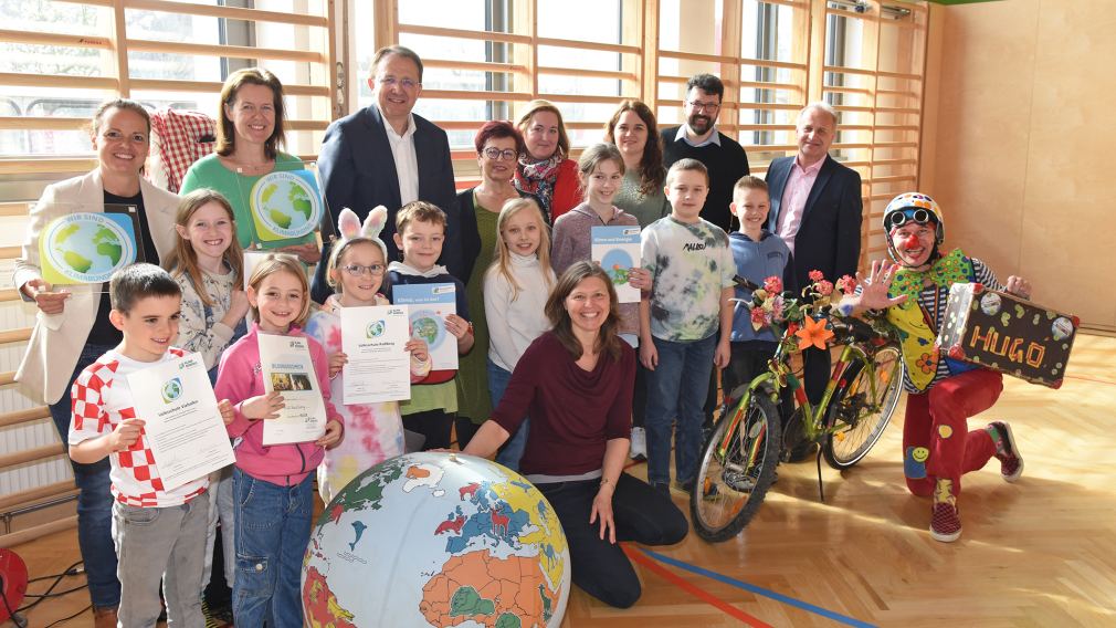 Foto von Stadtvertreter:innen sowie Lehrerinnen und Schüler:innen bei der Übergabe. (Foto: Josef Vorlaufer)