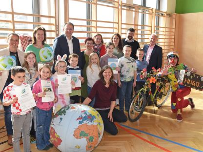 Foto von Stadtvertreter:innen sowie Lehrerinnen und Schüler:innen bei der Übergabe. (Foto: Josef Vorlaufer)