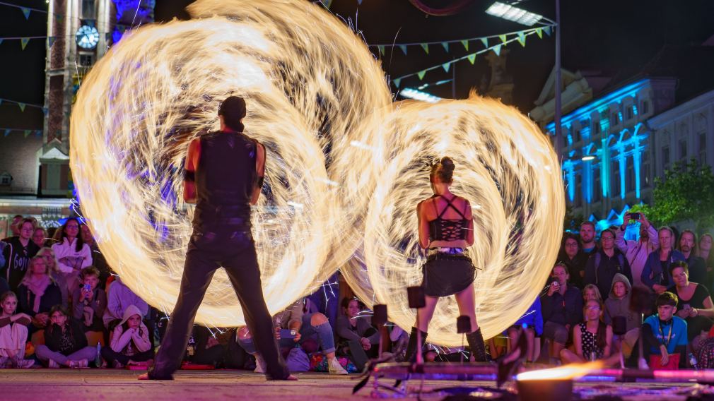 Mit dabei beim Stadtsilvester 2022/23: die Künstler von „Flare Performance“, die bereits vom heurigen Bravissimo Straßenkunstfestival dem St. Pöltner Publikum bekannt sind. (Foto: Josef Bollwein)