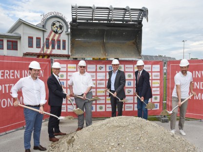 Sechs Personen mit Schaufeln und Erdhaufen führen vor dem Gebäude der Stadtsportanlage den Spatenstich für den Neubau aus. (Foto: Vorlaufer)