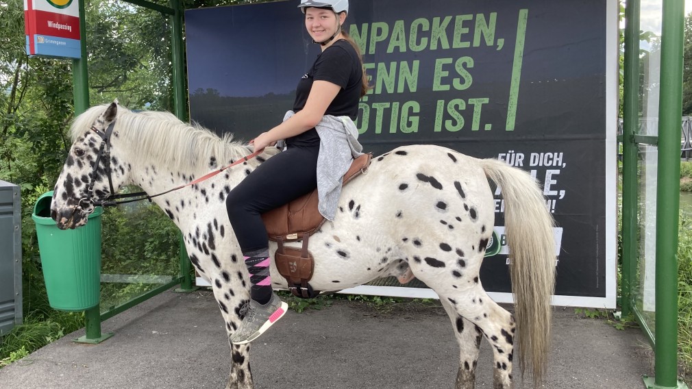 Die 15-jährige sitzt auf ihrem Pferd. Foto: Beate Eichinger