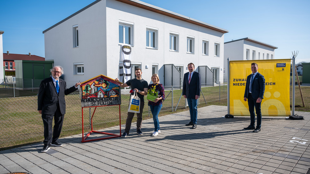 Im Vordergrund der Obmann der Wohnungsgenossenschaft Wilhelm Gelb, zwei neune Bewohner der Wohnhausanlage, Manuel Brauneis und seine Lebensgefährtin Isabella Haslinger, Bürgermeister Matthias Stadler und der niederösterreichische Landtagsabgeordnete Herr Bernhard Heinreichsberger. Im Hintergrund die neue Wohnhausanlage in der Sparerstraße in St. Pölten-Spratzern.
