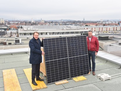 Bürgermeister Stadler und Geschäftsführer Sadler bei der Anlieferung der Photovoltaikanlage. (Foto: Josef Vorlaufer)