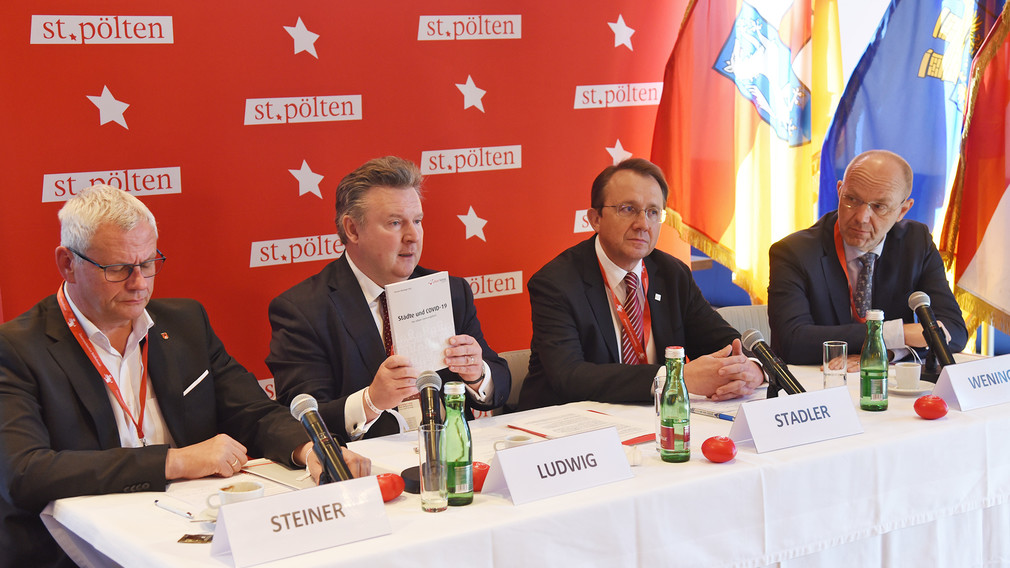 Vier Personen an einem Tisch bei der Pressekonferenz zum Städtetag. (Foto: Vorlaufer)