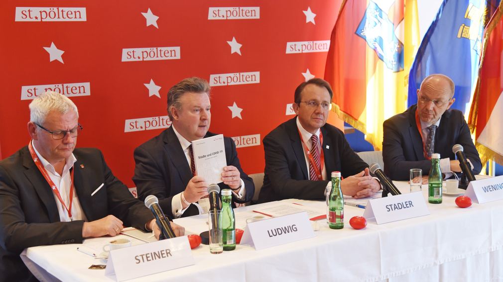 Vier Personen an einem Tisch bei der Pressekonferenz zum Städtetag. (Foto: Vorlaufer)