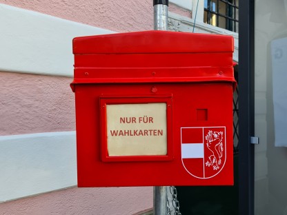 Roter Wahlkarten-Postkasten vor dem Rathaus. (Foto: Corina Muzatko)