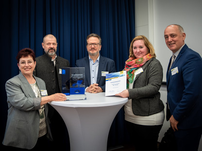 Renate Gamsjäger, Thomas Zeh, Christian Grüneis und Tatjana Fischer nehmen den Preis entgegen. Foto: Strobl