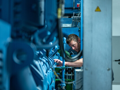 Ein Dieselaggregat mit einer Leistung von ca. 1.200 kW sorgt im Fall eines Blackouts für Versorgungssicherheit in der Landeshauptstadt. (Foto: Arman Kalteis)