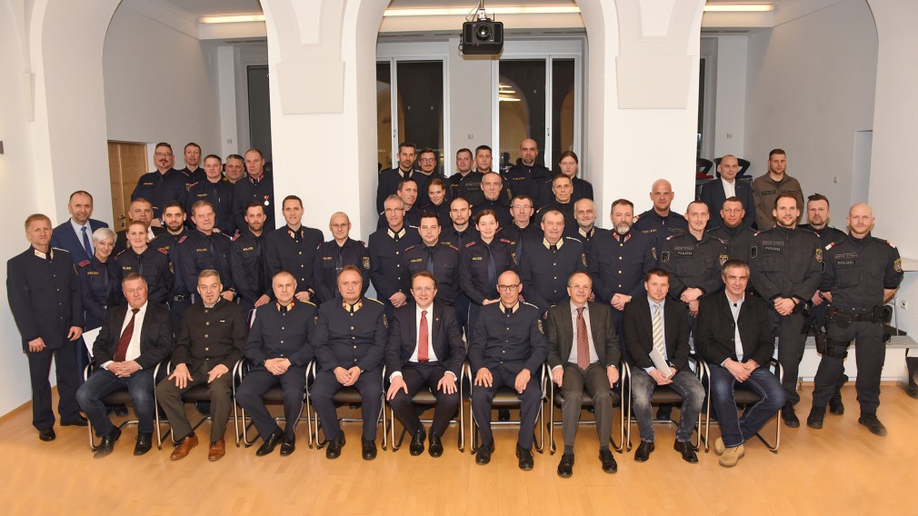 Gruppenbild Polizehrung im Rathaus. (Foto: Josef Vorlaufer)