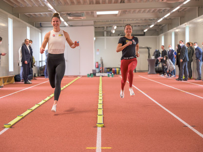 Zwei Athletinnen auf der Laufbahn der neuen Leichtathletikhalle. (Foto: Kalteis)