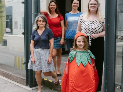 Maria Wimmer, Marlene Perzl, Helga Janeczek und Ingrid Hahnl-Bichler sowie Tochter Anna stehend vor dem Stadtmuseum. (Foto: Konstantin Mikulitsch).