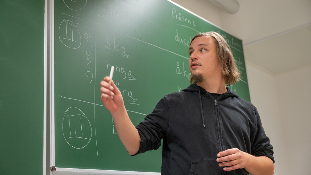 Lehrender in der Volkshochschule St. Pölten beim Schwedisch Kurs vor der Tafel. (Foto: Arman Kalteis)