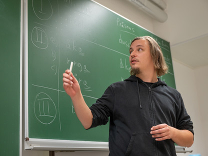 Lehrender in der Volkshochschule St. Pölten beim Schwedisch Kurs vor der Tafel. (Foto: Arman Kalteis)