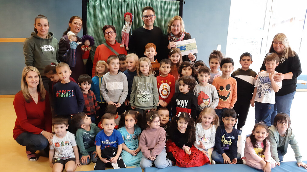Die Puppenspieler:innen Gisela Aigner und Edouard Raix m Kindergarten Maria Theresia. Mit dabei Stadträtin Renate Gamsjäger und Tatjana Fischer vom Referat für Umweltschutz. (Foto: Kindergarten Maria Theresia)