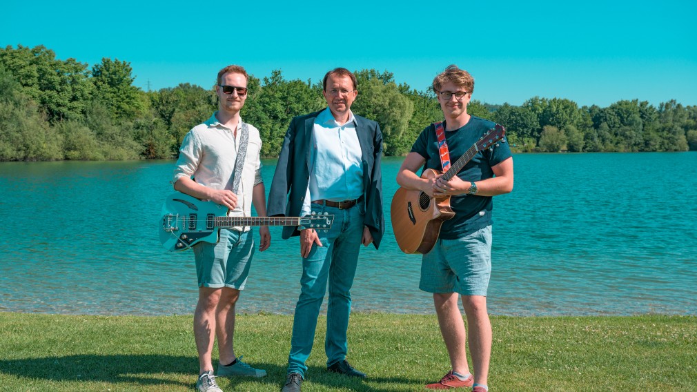 Zwei Musiker und der Bürgermeister am Ratzersdorfer See. (Foto: Kalteis)