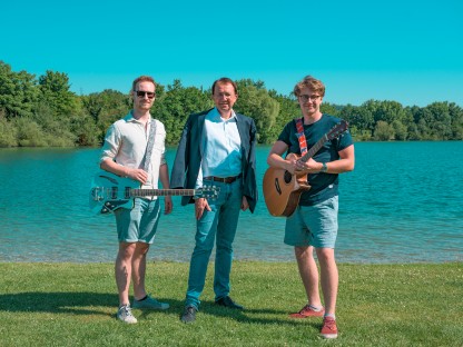 Zwei Musiker und der Bürgermeister am Ratzersdorfer See. (Foto: Kalteis)