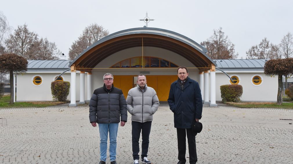 Andreas Wittman (Friedhofsverwaltung), Michael Bachel (städtische Betriebe) und Bürgermeister Matthias Stadler vor der sanierten Aufbahrungshalle in Spratzern. (Foto: Josef Vorlaufer)  