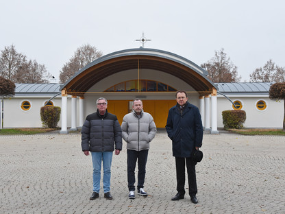 Andreas Wittman (Friedhofsverwaltung), Michael Bachel (städtische Betriebe) und Bürgermeister Matthias Stadler vor der sanierten Aufbahrungshalle in Spratzern. (Foto: Josef Vorlaufer)  