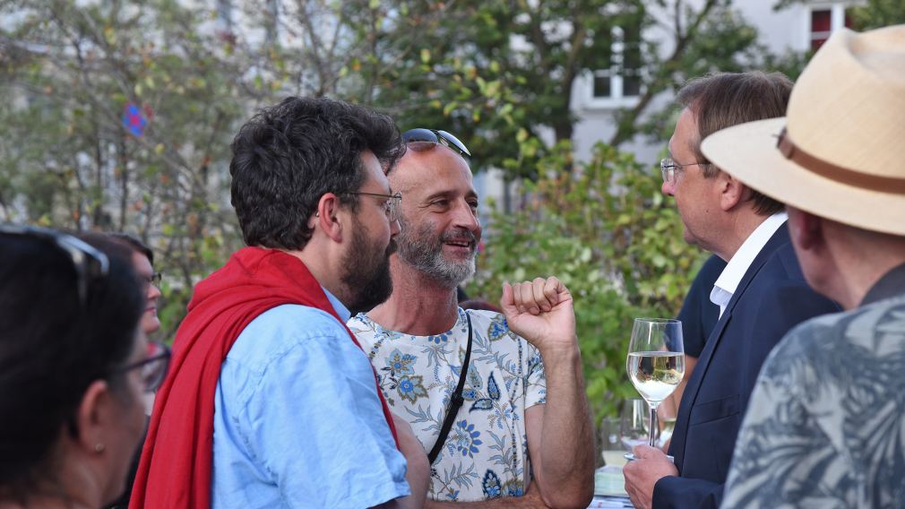 Die Spatenstichfeier im Schillerpark vor dem Hotel Metropol war gut besucht. (Foto: Josef Vorlaufer)