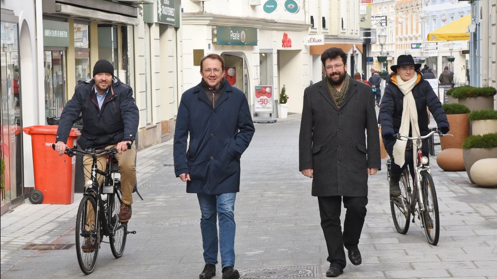 Hammel Manuel, Matthias Stadler, Harald Ludwig und Christina Birett sind zu Fuß und mit dem Rad in der Innenstadt unterwegs. Foto: Josef Vorlaufer