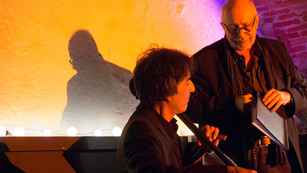 Um 20.30 Uhr findet eine Lesung des Schauspielers Helmut Wiesinger statt. Musikalisch begleitet vom Cellisten Taner Türker, erinnern beide an ihre gemeinsame Zeit im damaligen Stadttheater. (Foto: Wolfgang Herbst) 